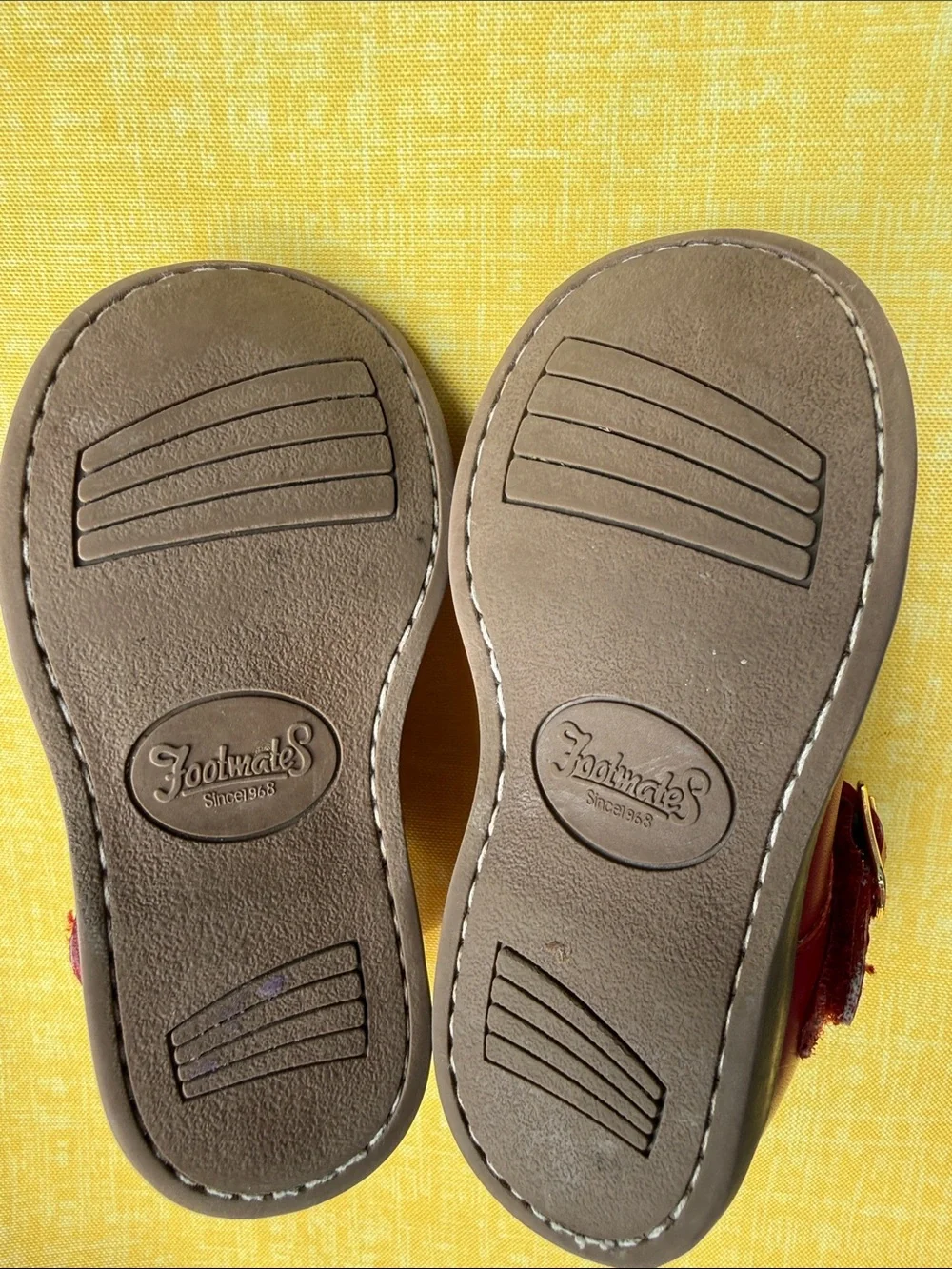 FootMates Red Girls T-Strap Mary Jane Shoes size 7 medium